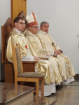 Malanów: bp Mering poświęcił odnowione prezbiterium